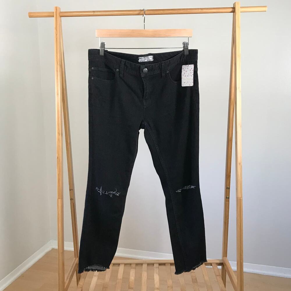 Free People • Destroyed Skinny Fit Jeans Carbon